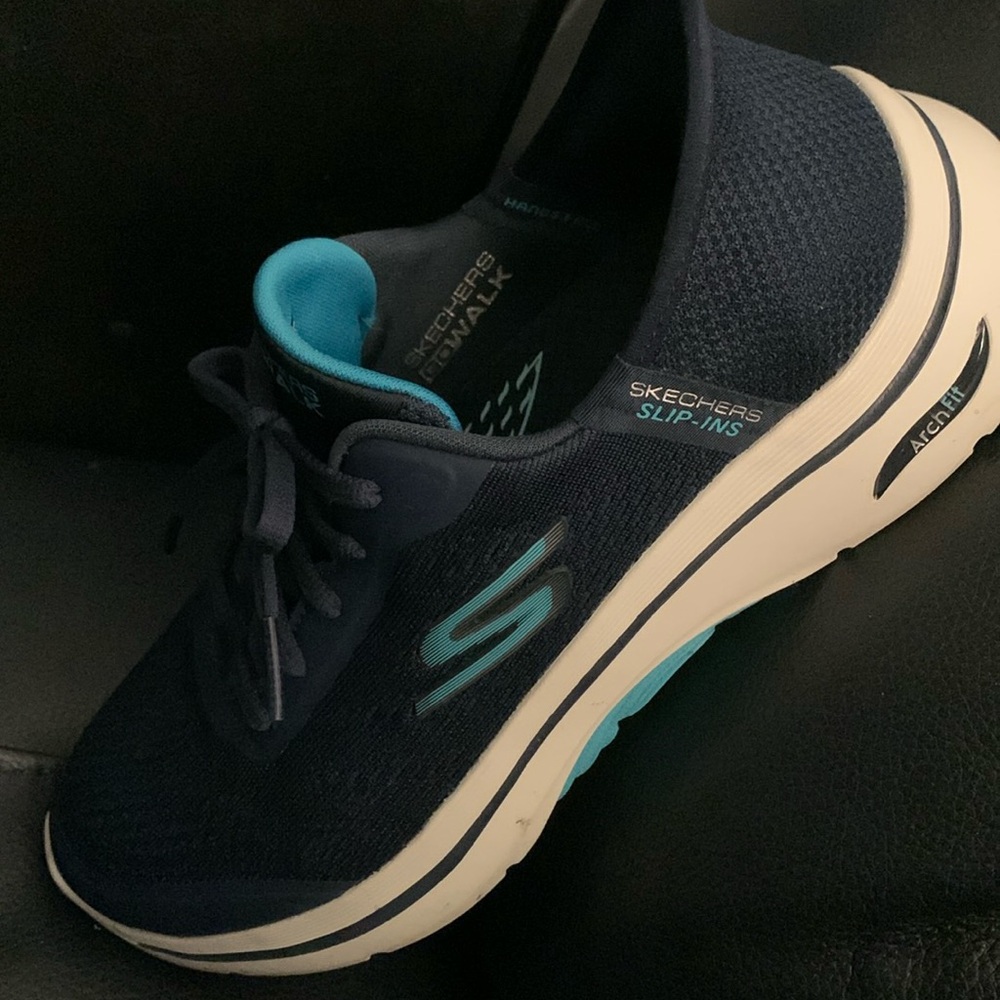 Woman’s Skechers GO WALK Arch Fit